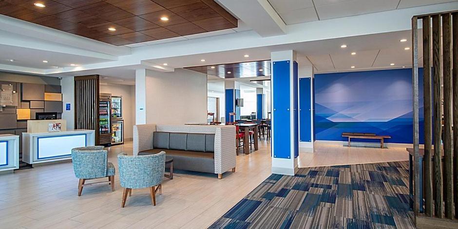 Holiday Inn Express & Suites - Brandon By Ihg Exterior foto