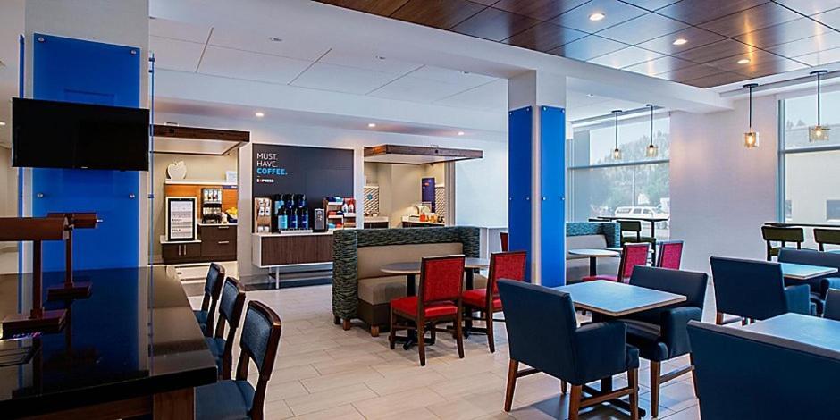Holiday Inn Express & Suites - Brandon By Ihg Exterior foto