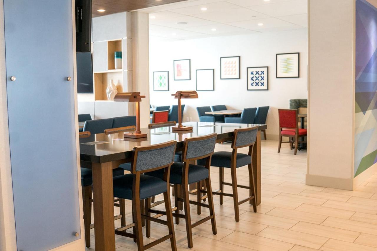 Holiday Inn Express & Suites - Brandon By Ihg Exterior foto