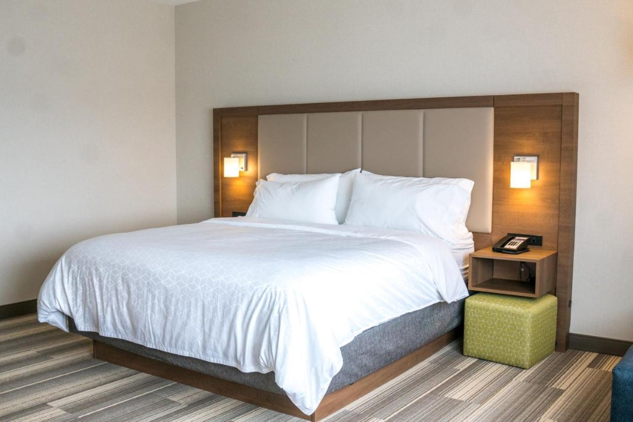 Holiday Inn Express & Suites - Brandon By Ihg Exterior foto