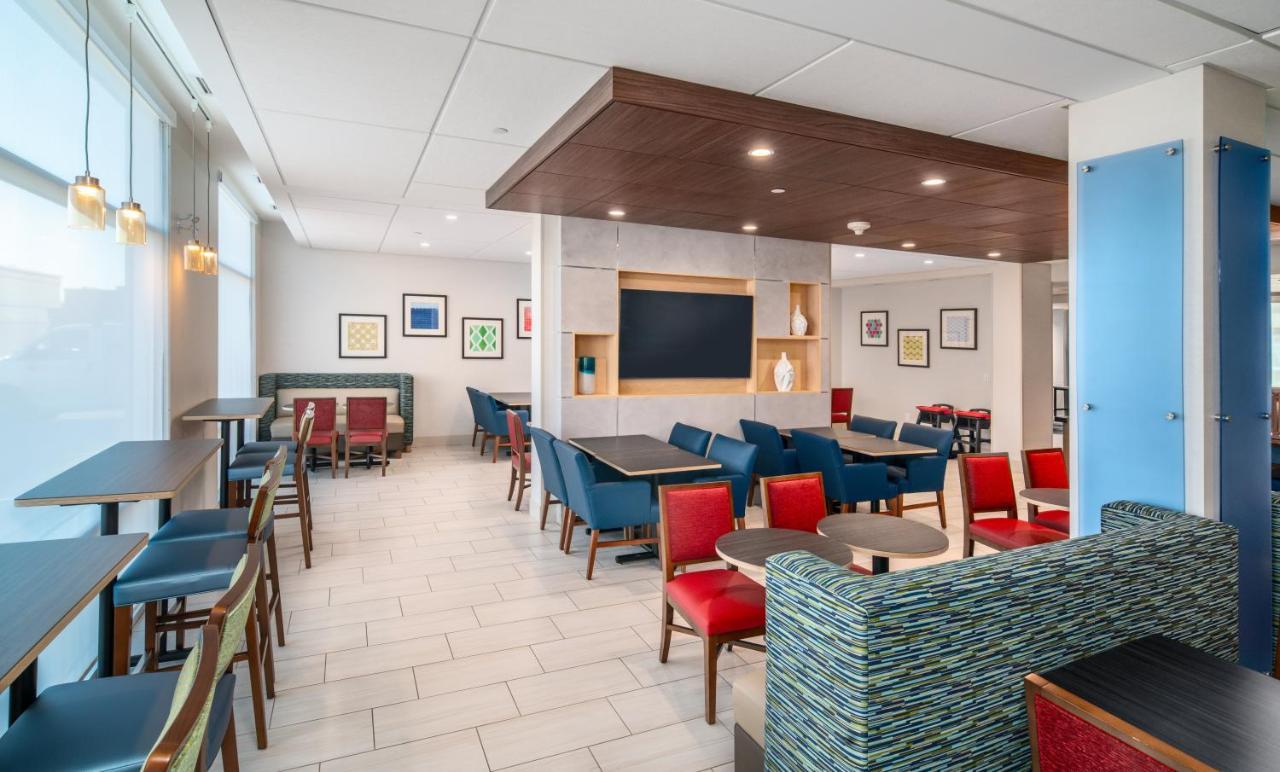 Holiday Inn Express & Suites - Brandon By Ihg Exterior foto