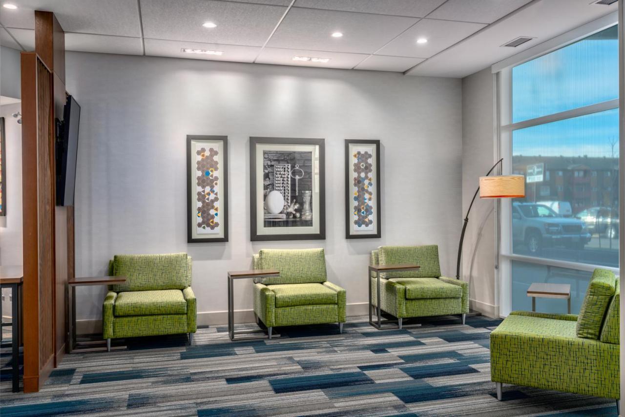 Holiday Inn Express & Suites - Brandon By Ihg Exterior foto