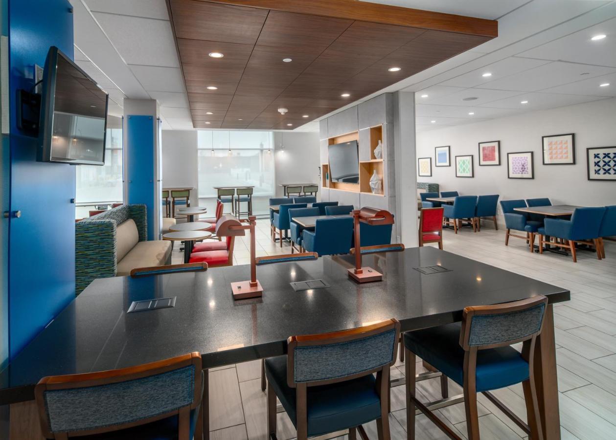 Holiday Inn Express & Suites - Brandon By Ihg Exterior foto