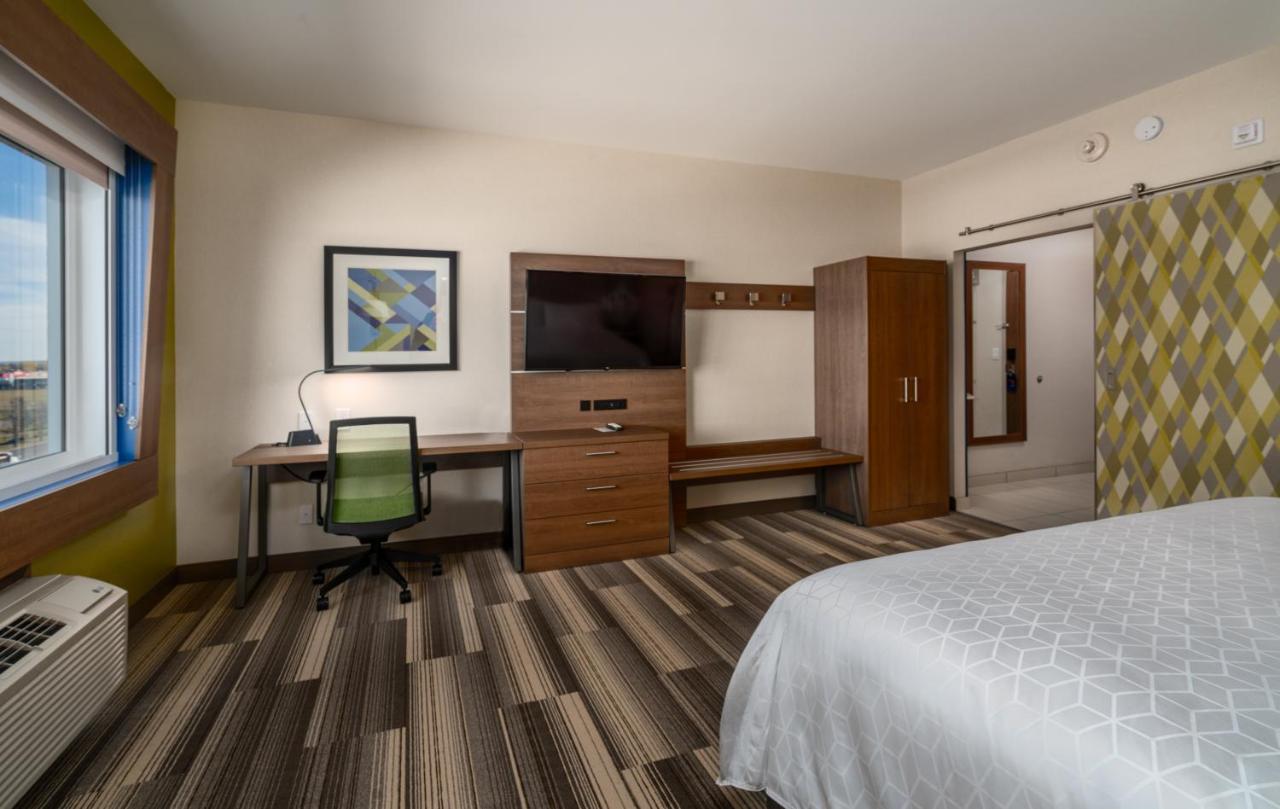 Holiday Inn Express & Suites - Brandon By Ihg Exterior foto
