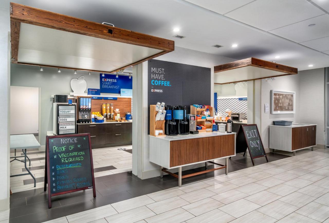 Holiday Inn Express & Suites - Brandon By Ihg Exterior foto