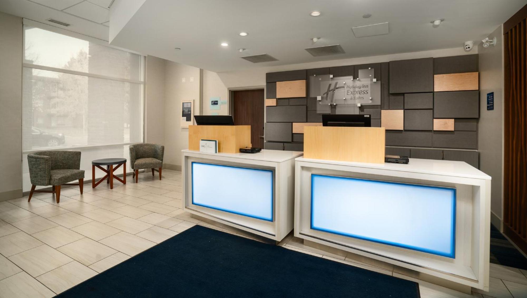 Holiday Inn Express & Suites - Brandon By Ihg Exterior foto